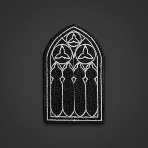 Broderad lapp med fönster i gotisk stil - Medeltida katedral i gotisk stil, häxa, magisk - Påsydd lapp