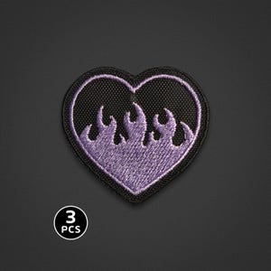 Broderad lapp med eldhjärta (3 st) - Flammor, brinnande hjärta, lila hjärta, goth, rebell, punk - Påsydd lapp
