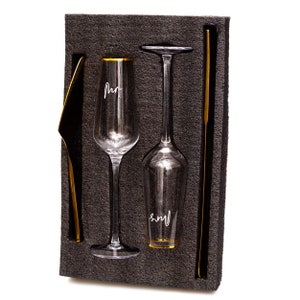 Gold Cake Knife Set with Champagne Flutes, for Bride and Groom, Wedding Serving Set, Wedding Gift Idea, Mr and Mrs Glasses for Toasting