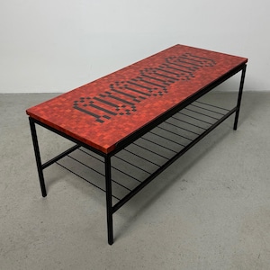 Può includere: Tavolino rettangolare con piano a mosaico rosso e design geometrico nero. Il tavolo ha una struttura in metallo nero e un ripiano inferiore. Il tavolo misura circa 122 cm di lunghezza, 41 cm di larghezza e 46 cm di altezza.