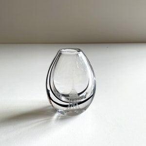 Vicke Lindstrand for Kosta Boda vintage &#39;Contour&#39; Crystal Glass Vase with Ingraving, Signed, Miniature Size, Sommerso, Sweden 1950s
