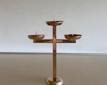 Candelabro vintage de latón macizo, de estilo modernista escandinavo danés de mediados de siglo, década de 1970.