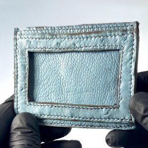 Tarjetero de avestruz azul cielo para hombre con bolsillo para DNI. Cartera minimalista hecha a mano para él, tarjetero de lujo de cuero exótico.