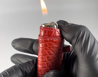 Rote Alligator Feuerzeughülle