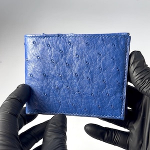 Cartera plegable para hombre de piel de avestruz azul, hecha a mano en EE. UU., billetera de piel exótica de lujo cosida a mano.