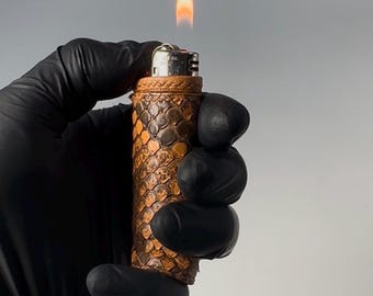Feuerzeughülle aus orangefarbenem burmesischem Pythonleder