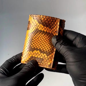 Orangefarbene dreifache Brieftasche aus burmesischer Python, handgefertigte Brieftasche aus Schlangenleder, Luxusgeschenke für Ihn