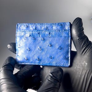 Tarjetero de avestruz, tarjetero de avestruz azul, tarjetero de piel de avestruz, tarjetero azul, billetera de avestruz hecha a mano, tarjetero minimalista de avestruz,