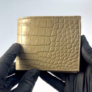Cartera plegable de lujo para hombre en piel de cocodrilo color topo. Billetera exótica de lujo hecha a mano en EE. UU.