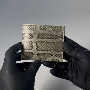 Cartera plegable para hombre de piel de pitón verde, lujosa cartera de piel de serpiente cosida a mano, billeteras exóticas para él, hecha a mano en EE. UU.