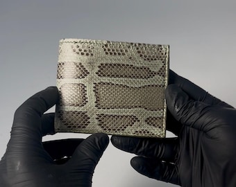 セージグリーンのビルマパイソン二つ折りメンズ財布