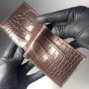 Cartera plegable de piel de caimán americano genuino marrón para hombre, hecha a mano en EE. UU., billetera de lujo de cuero exótico cosida a mano en marrón chocolate