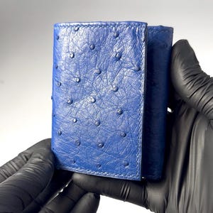 Cartera triple para hombre de piel de avestruz auténtica azul, billetera de piel exótica de lujo hecha a mano, regalo único para él, fabricada en EE. UU.