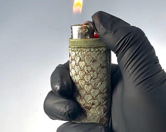 Salbei-grüne Feuerzeughülle aus burmesischem Pythonleder