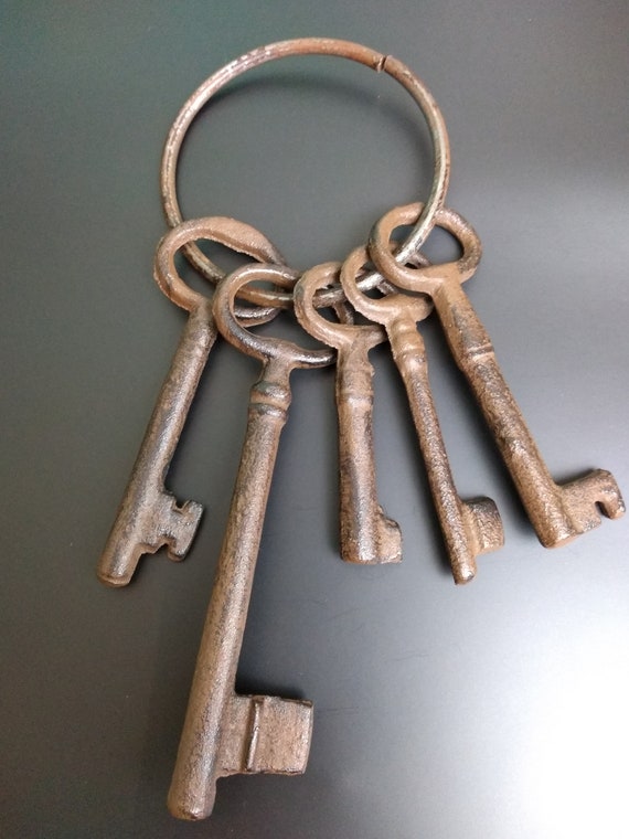 Lock,Key-Theatre Film Prop Large Iron Jail Keys On A Ring Metal Old Looking 