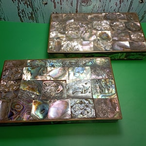 Coppia vintage di gioielli messicani in conchiglia di abalone blu e rosa con scatola portaoggetti e sigaretta
