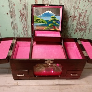 Vintage Japanisch 1950er Jahre Schwarz & Rot Lack Schmuck Spieluhr Animierte Rickshaw und Lichter
