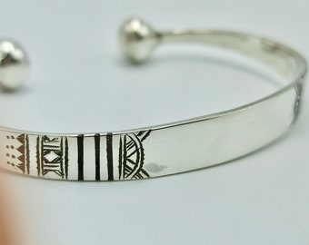 Tuareg-Armband, marokkanisches Tuareg-Armband mit ethnischer Tuareg-Gravur aus 925er Silber, einzigartiger Schmuck, personalisiertes Armband, handgefertigt