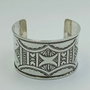 Antique Tuareg bracelet in pure 925 silver handmade made in Tiznit, Morocco, unique jewelry