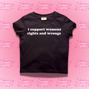 Puede incluir: Camiseta negra con texto blanco que dice "i support womens rights and wrongs".