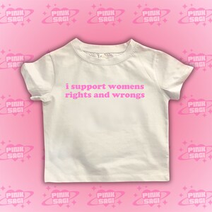 Puede incluir: Camiseta blanca con texto rosa que dice "i support womens rights and wrongs".