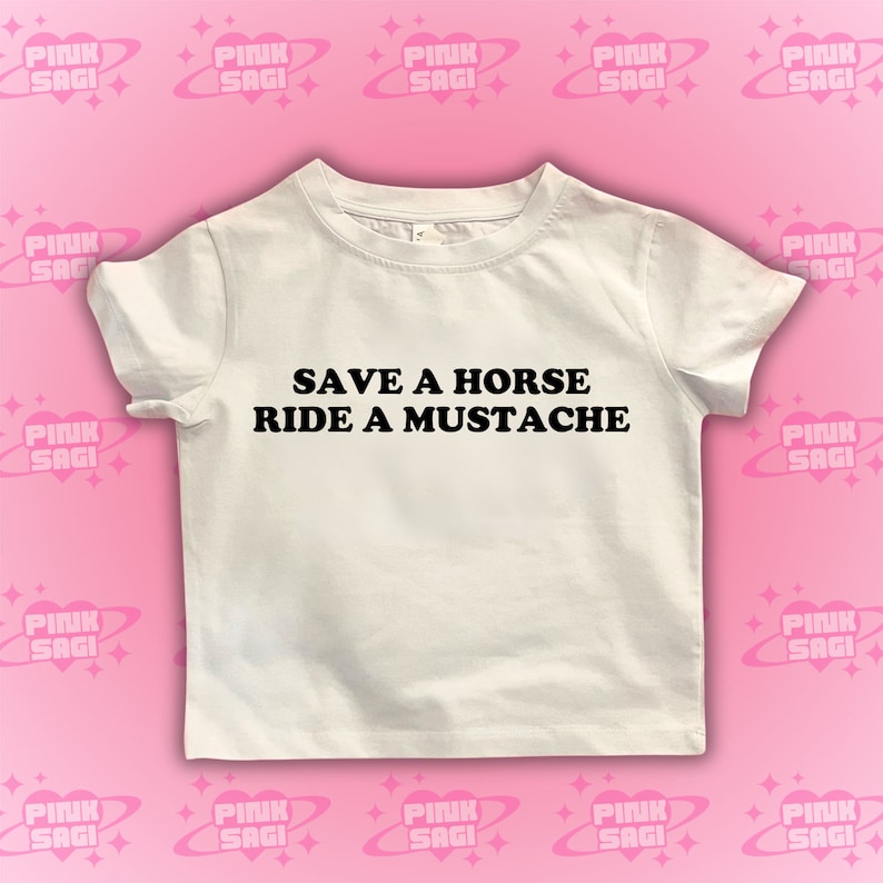 Puede incluir: Camiseta blanca con texto negro que dice "Save a horse, ride a mustache".