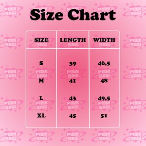 Puede incluir: Una tabla de tallas rosa con el texto "Size Chart" en la parte superior. La tabla enumera las tallas S, M, L y XL con las medidas de longitud y ancho correspondientes en cent&iacute;metros.