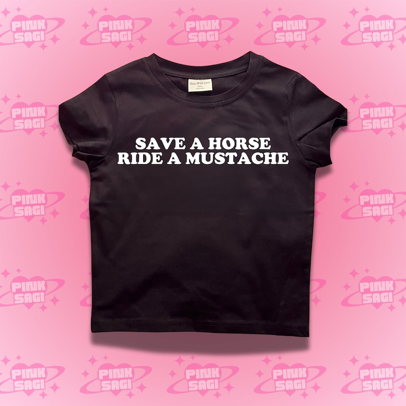 Puede incluir: Camiseta negra con texto blanco que dice "Save a horse, ride a mustache".
