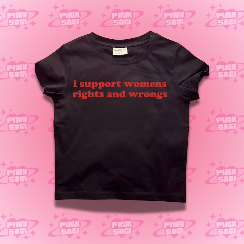 Puede incluir: Camiseta negra con el texto "i support womens rights and wrongs" impreso en rojo.