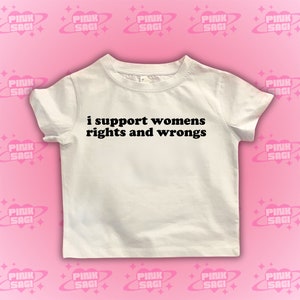 Puede incluir: Camiseta blanca con texto negro que dice "i support womens rights and wrongs".