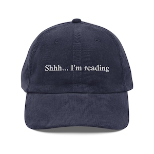 Bestickte Cordsamtmütze: Psst, ich lese, Geschenk für Buchliebhaber
