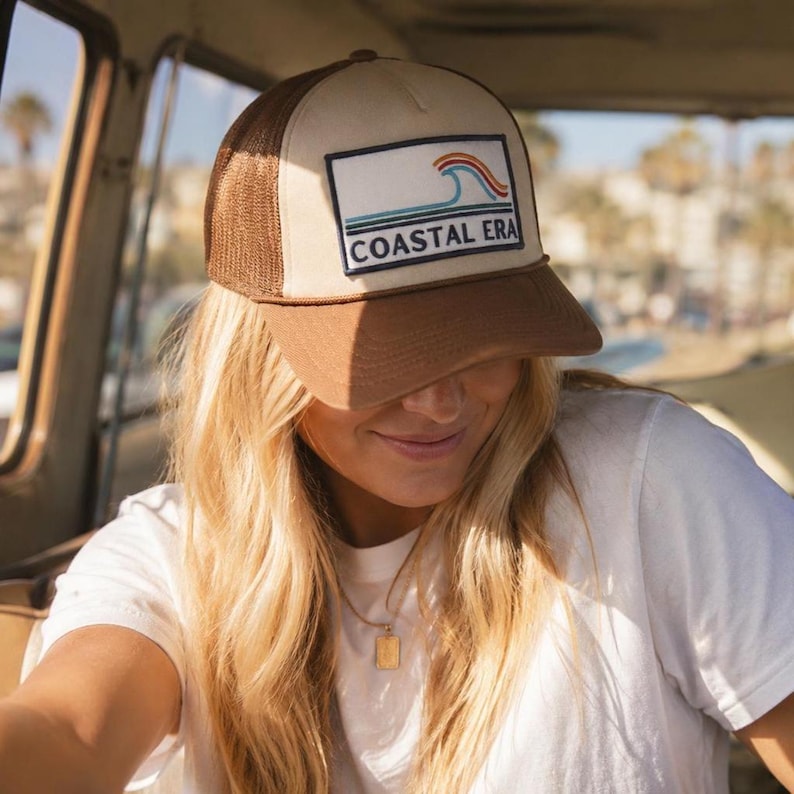 Coastal Era Trucker Hat, retro beach foam truckerpet, Surf Wave Patch-hoed, Coastal Lifestyle-hoed, cadeau oceaanliefhebber afbeelding 2