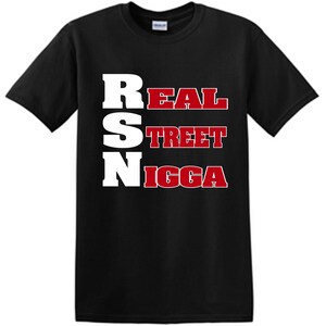 以下が含まれることがあります： 白と赤のブロック文字で「RSN Real Street Nigga」と書かれた黒いTシャツ。 シャツはクルーネックと半袖です。 テキストはシャツの前面に垂直に配置されています。