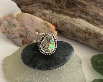 Anello in abalone fatto a mano. Anello in conchiglia di abalone in argento. Regolabile dalla taglia 5 alla taglia 10.
