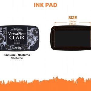 K&ouml;nnte beinhalten: Schwarzes Stempelkissen mit dem Text "INK PAD" und "VersaFine CLAIR". Das Stempelkissen ist schwarz mit einem floralen Design und misst 76 mm x 35 mm.