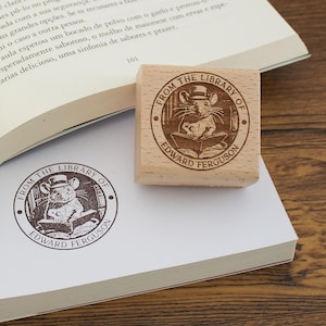 Timbro Bookworm / Timbro personalizzato Ex Libris con orso elegante con cappello a cilindro / Timbro personalizzato con coccodrillo che legge