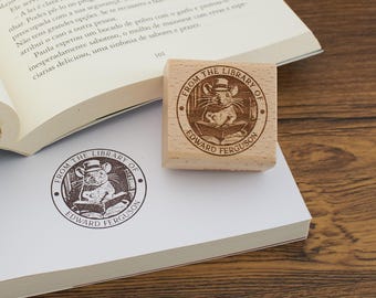 Sello de ratón de biblioteca / Oso elegante con sombrero de copa Sello de libro personalizado Ex Libris / Sello personalizado de lectura de cocodrilo