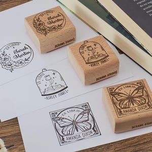 Timbro personalizzato per libri Ex Libris - Timbro in gomma personalizzato per gli amanti dei libri - Manico in legno fatto a mano - Perfetto per regali con ex libris