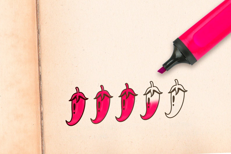 K&ouml;nnte beinhalten: Ein pinkfarbener Textmarker markiert eine Reihe von Chili-Pfeffer-Illustrationen auf einem beigefarbenen Papier. Die Paprika sind in verschiedenen Stadien des Ausmalens, von vollst&auml;ndig pink bis umrandet. Der Textmarker ist ebenfalls pink.