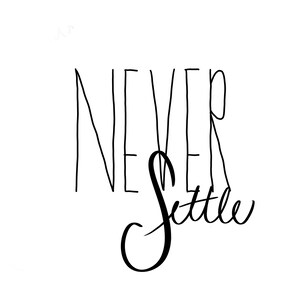 Può includere: Testo nero scritto a mano su sfondo bianco: "NEVER Settle". La parola "NEVER" è in un carattere alto e sottile, mentre "Settle" è in corsivo. Immagine minimalista e pulita, ideale per la decorazione.