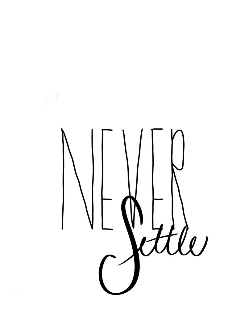 Puede incluir: Texto manuscrito negro sobre fondo blanco: "NEVER Settle". La palabra "NEVER" est&aacute; escrita en una fuente alta y delgada, mientras que "Settle" est&aacute; en cursiva. Imagen minimalista y limpia, ideal para decoraci&oacute;n.