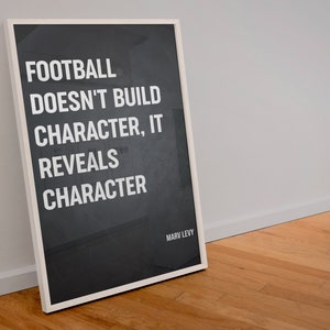 Piłka nożna nie buduje charakteru, ona go ujawnia - plakat motywacyjny, motywacja nfl, sztuka inspiracji, sztuka siłowni, plakat motywujący dzieci