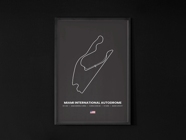 Puede incluir: Impresi&oacute;n enmarcada del circuito del Miami International Autodrome. El trazado de la pista se muestra en l&iacute;neas blancas sobre un fondo gris oscuro. El texto en la parte inferior incluye el nombre, la ubicaci&oacute;n y otros detalles. El marco es negro.