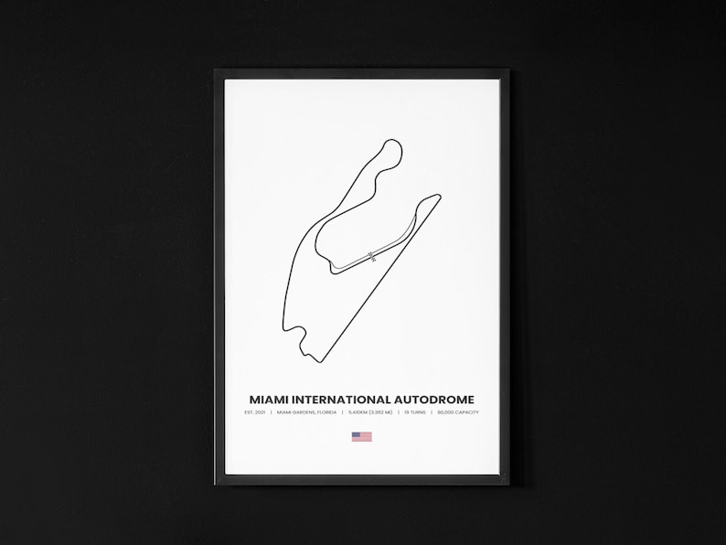 Puede incluir: Impresi&oacute;n enmarcada del circuito del Miami International Autodrome, un dibujo lineal negro sobre fondo blanco. El texto "MIAMI INTERNATIONAL AUTODROME" se encuentra en la parte inferior, junto con detalles y una peque&ntilde;a bandera estadounidense.