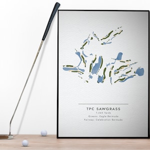 Può includere: Una stampa incorniciata della mappa del campo da golf TPC Sawgrass con una cornice nera. La mappa presenta forme blu, verdi e beige. Un putter da golf e palline da golf sono in primo piano. Il testo sulla stampa recita "TPC Sawgrass".
