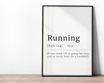 Puede incluir: Impresión enmarcada en negro con la palabra "Running" en negrita, su pronunciación y una cita humorística sobre las cintas de correr. El texto está sobre un fondo blanco.