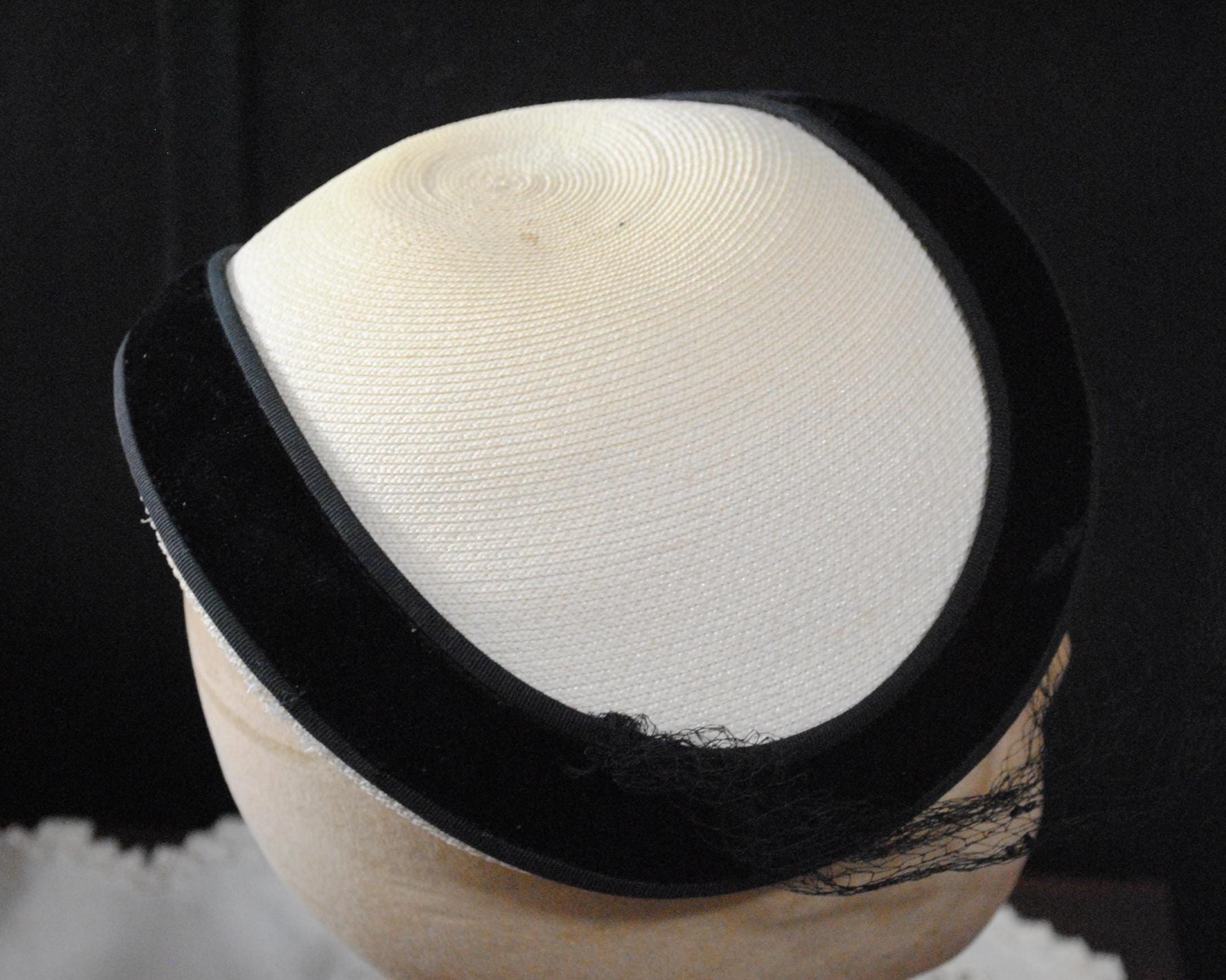 Vintage 1950s Lazarus Beige Straw Hat With Black Velvet Trim  display picture 1