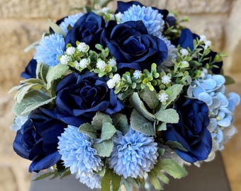 Composizione floreale in seta blu navy: centrotavola con rose, ortensie e crisantemi.