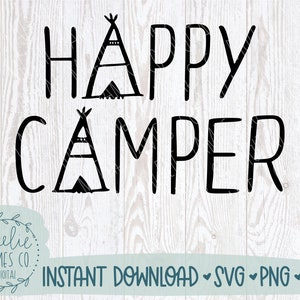 Puede incluir: Diseño gráfico en blanco y negro con el texto "HAPPY CAMPER" que presenta una tienda de campaña estilizada con una parte superior puntiaguda y una pequeña puerta. El texto está en una fuente manuscrita.