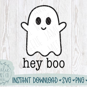 Op de afbeelding: Een zwart-witte illustratie van een vriendelijke geest met de tekst "hey boo" eronder. De afbeelding is op een witte houtnerf achtergrond.